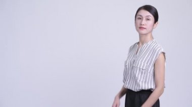 Mutlu güzel Asya işkadını geçti silah ile gülümseyen profil görünümü