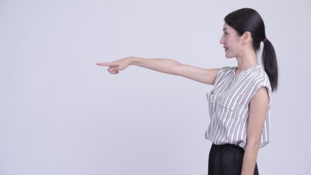 Perfil vista de feliz hermosa mujer de negocios asiática señalando dedo — Vídeo de stock
