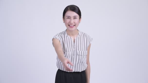 Heureuse belle femme d'affaires asiatique donnant poignée de main — Video