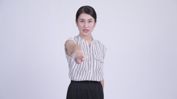 Serious asiática mujer de negocios apuntando a cámara — Vídeo de stock