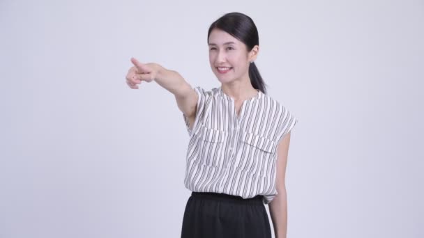 Boldog szép ázsiai üzletasszony irányítja és mutató ujját — Stock videók