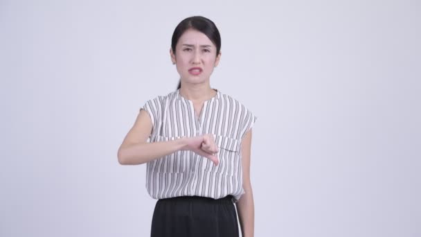 Enojado asiático mujer de negocios dando pulgares abajo — Vídeo de stock