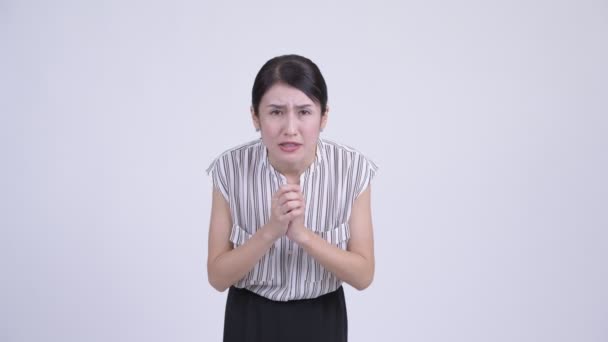 Стрессовая азиатская бизнесвумен получает плохие новости — стоковое видео