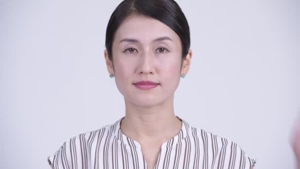 Ansikte av vackra asiatiska affärskvinna som täcker öronen som tre aporna begrepp — Stockvideo