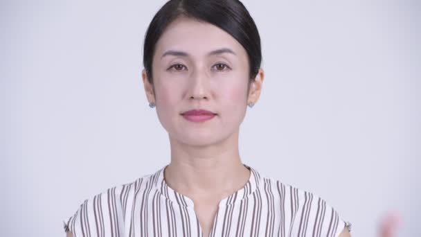 Лицо красивой азиатской предпринимательницы, прикрывающей рот, как концепция трех мудрых обезьян — стоковое видео