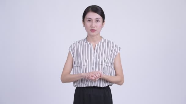 Щасливі красиві азіатські бізнес-леді щось пояснює — стокове відео