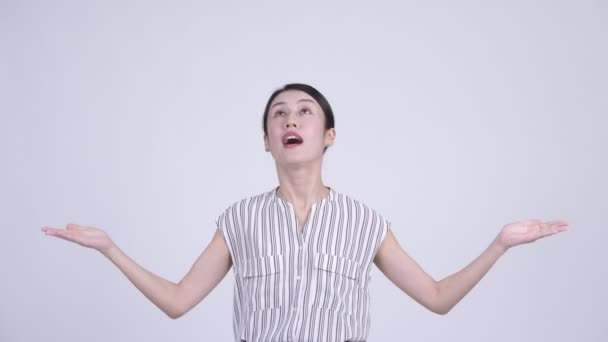 Glücklich schön asiatische Geschäftsfrau fangen etwas — Stockvideo