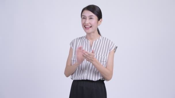 Felice bella donna d'affari asiatica battendo le mani — Video Stock