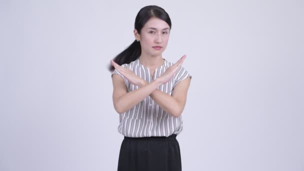 Ernsthafte asiatische Geschäftsfrau zeigt Stop-Geste mit den Armen — Stockvideo