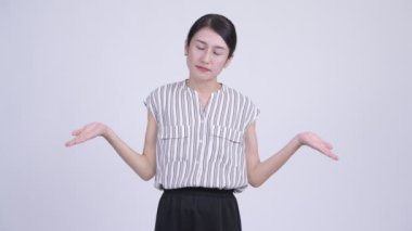 Omuzlarında shrugging karışık Asya iş kadını
