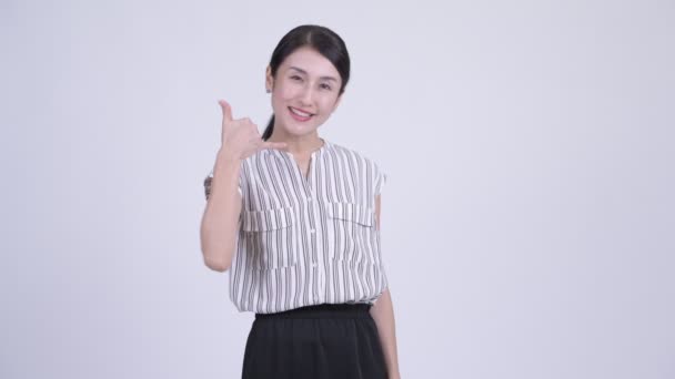 Heureuse belle femme d'affaires asiatique avec appelez-moi geste — Video