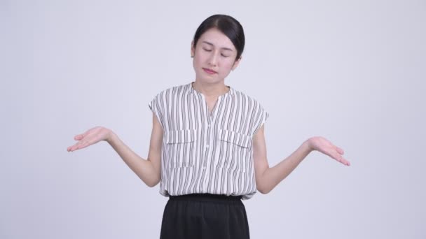 Förvirrad asiatiska affärskvinna shrugging axlarna — Stockvideo