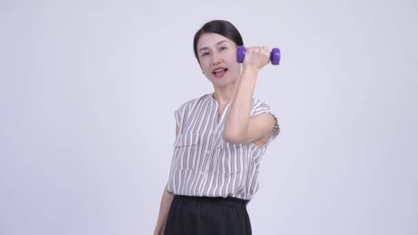 Šťastné krásné asijské podnikatelka cvičení s činkami — Stock video