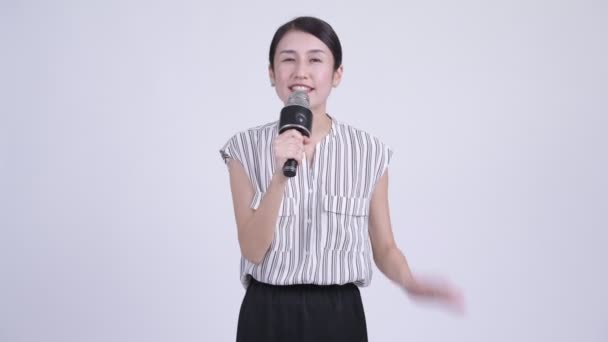 Happy beautiful Asian businesswoman as host — Stock Video