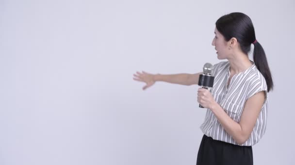 Gelukkig mooie Aziatische zakenvrouw als nieuwslezer presenteren iets — Stockvideo