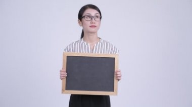 Pano tutarken düşünerek mutlu güzel Asya iş kadını