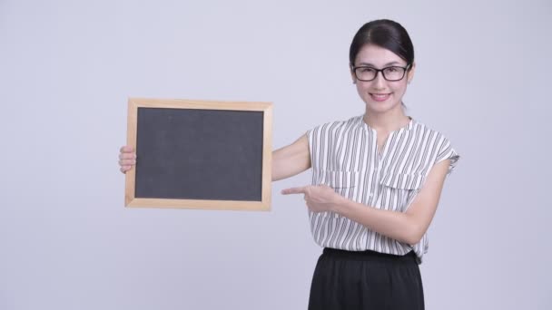 Feliz bela ásia empresária mostrando prancheta e dando polegares para cima — Vídeo de Stock