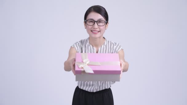 Счастливая красивая азиатская бизнесвумен дарит подарочную коробку — стоковое видео