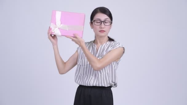 Feliz bela mulher de negócios asiática agitando caixa de presente — Vídeo de Stock