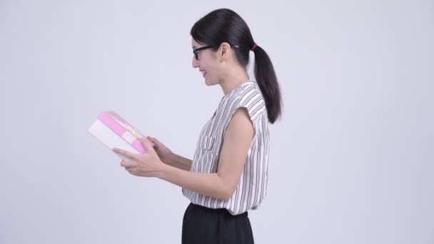 Elinden alınan hediye kutusu ile Asya iş kadını — Stok video