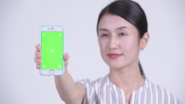 Visage de heureux belle asiatique femme d'affaires montrant téléphone — Video