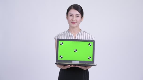 Glücklich schön asiatische Geschäftsfrau zeigen laptop — Stockvideo