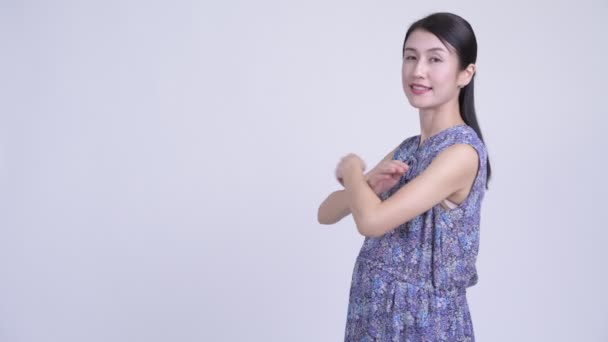 Widok profilu szczęśliwy piękna w ciąży Asian kobieta uśmiechając się z rękami skrzyżowanymi — Wideo stockowe
