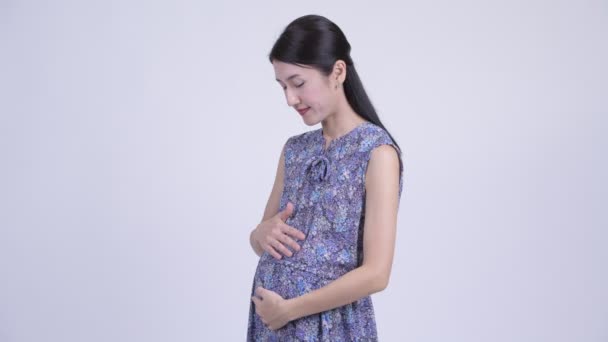 Glad gravid asiatisk kvinna viftande hand — Stockvideo