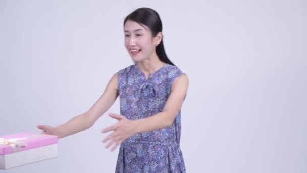 Glad gravid asiatisk kvinna emot presentbox — Stockvideo