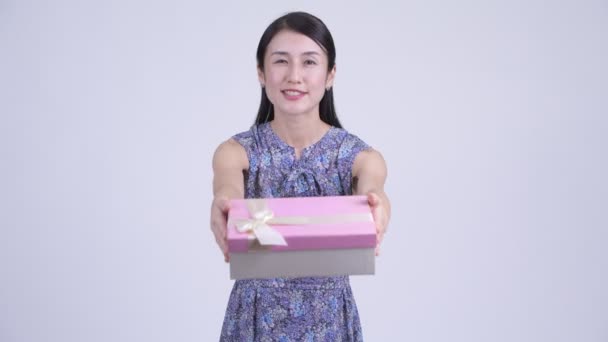 Feliz embarazada mujer asiática dando caja de regalo — Vídeos de Stock