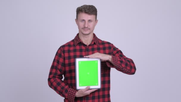 Heureux homme hipster barbu montrant tablette numérique — Video