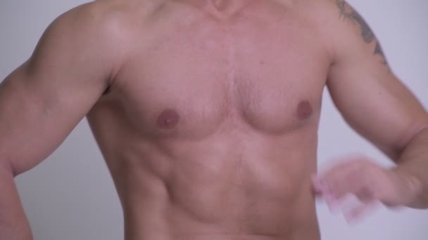 Musculoso guapo barbudo hombre cepillado pelo espalda sin camisa — Vídeo de stock