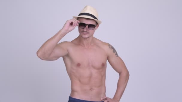 Ευτυχισμένος μυϊκή γενειοφόρος τουριστικά άνθρωπος σκέφτεται shirtless — Αρχείο Βίντεο