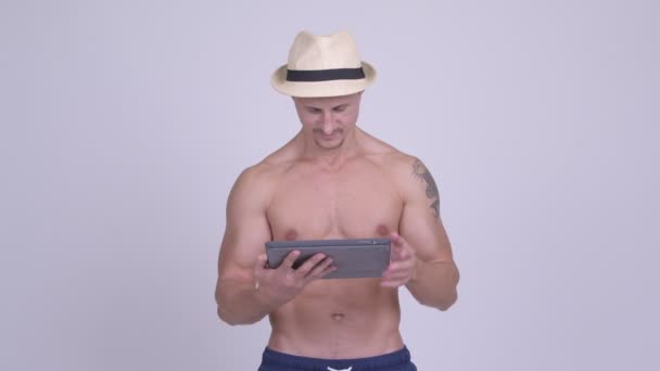 Ο άνθρωπος ευτυχισμένος μυϊκή γενειοφόρος τουριστικά χρησιμοποιώντας ψηφιακό tablet και να πάρει καλές ειδήσεις — Αρχείο Βίντεο