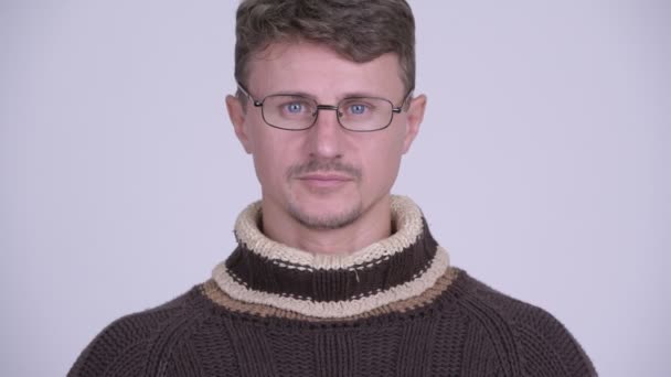 Πρόσωπο του όμορφος γενειοφόρος άνδρας με γυαλιά που είναι έτοιμο για το χειμώνα — Αρχείο Βίντεο