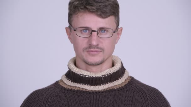 Face of happy bearded man smiling with eyeglasses ready for winter — Stock Video