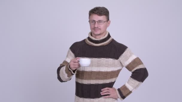 Knappe bebaarde man denken terwijl het drinken van koffie — Stockvideo