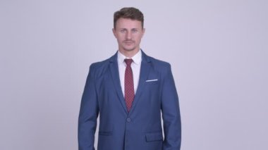 Kulakları üç bilge maymunlar kavram olarak kapsayan yakışıklı sakallı işadamı