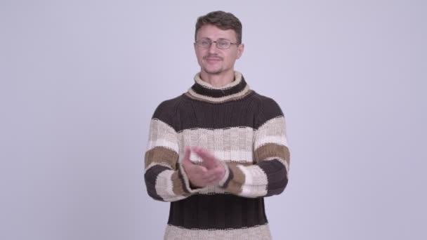 Happy handsome bearded man clapping hands ready for winter — Stock Video