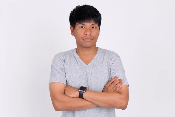 Portret van jonge Aziatische man met gekruiste armen — Stockfoto