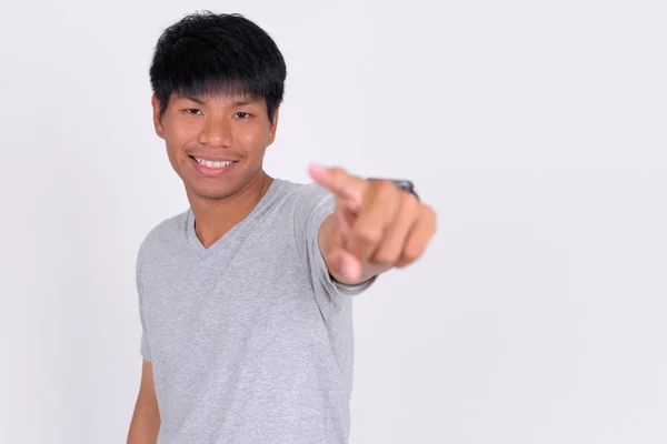 Mutatva a fényképezőgép boldog fiatal ázsiai férfi portréja — Stock Fotó