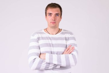 Beyaz arka plan üzerinde çarpı işareti kollu adam portresi