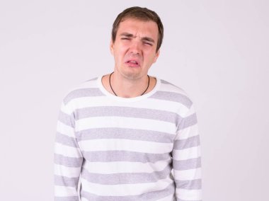 Depresyonda ve ağlayan üzgün bir adam portresi
