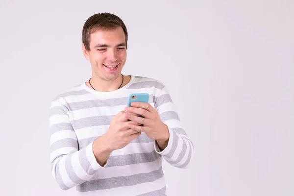 Portrét šťastný člověk usmívá při používání telefonu — Stock fotografie