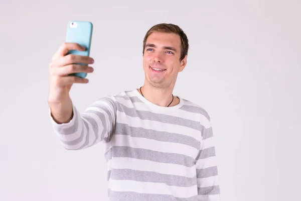 Портрет счастливого человека, делающего селфи по телефону — стоковое фото