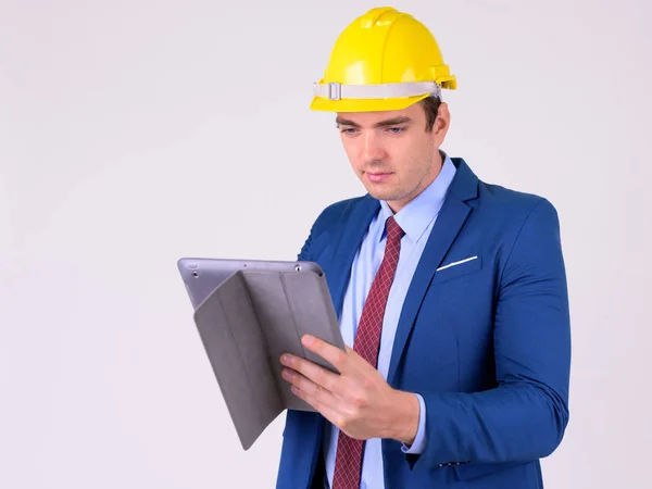 Portret van zakenman als ingenieur met behulp van digitale tablet — Stockfoto