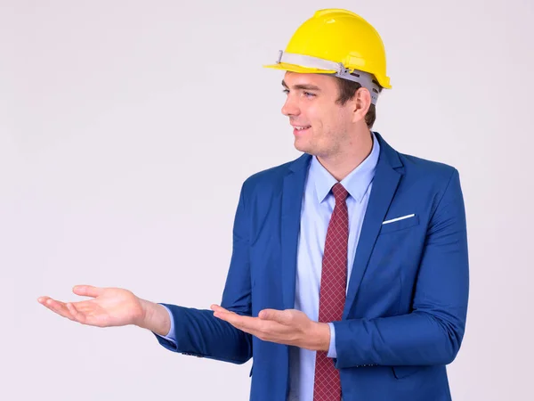 Retrato de empresario feliz como ingeniero pensando y mostrando algo — Foto de Stock