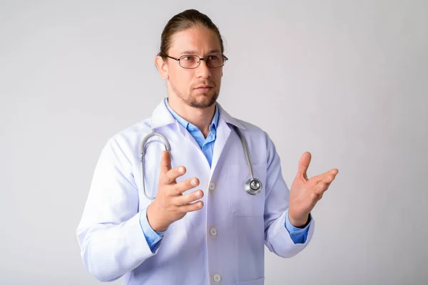 何かを説明するハンサムな男性医師の肖像画 — ストック写真