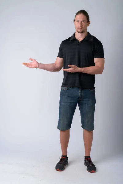 Full body shot of handsome man showing something — Stock Photo, Image