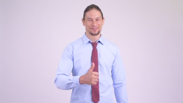 Glücklicher gutaussehender Geschäftsmann gibt Daumen hoch — Stockvideo